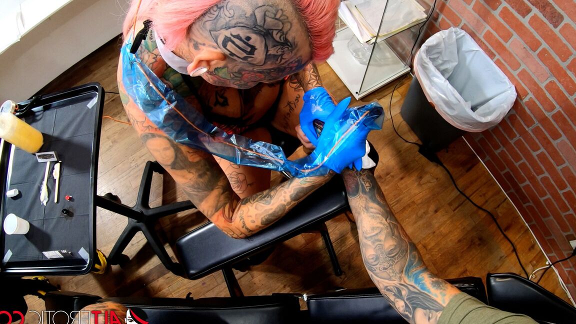 16P La tatuadora Evilyn Ink tiene relaciones sexuales después de hacerse un tatuaje