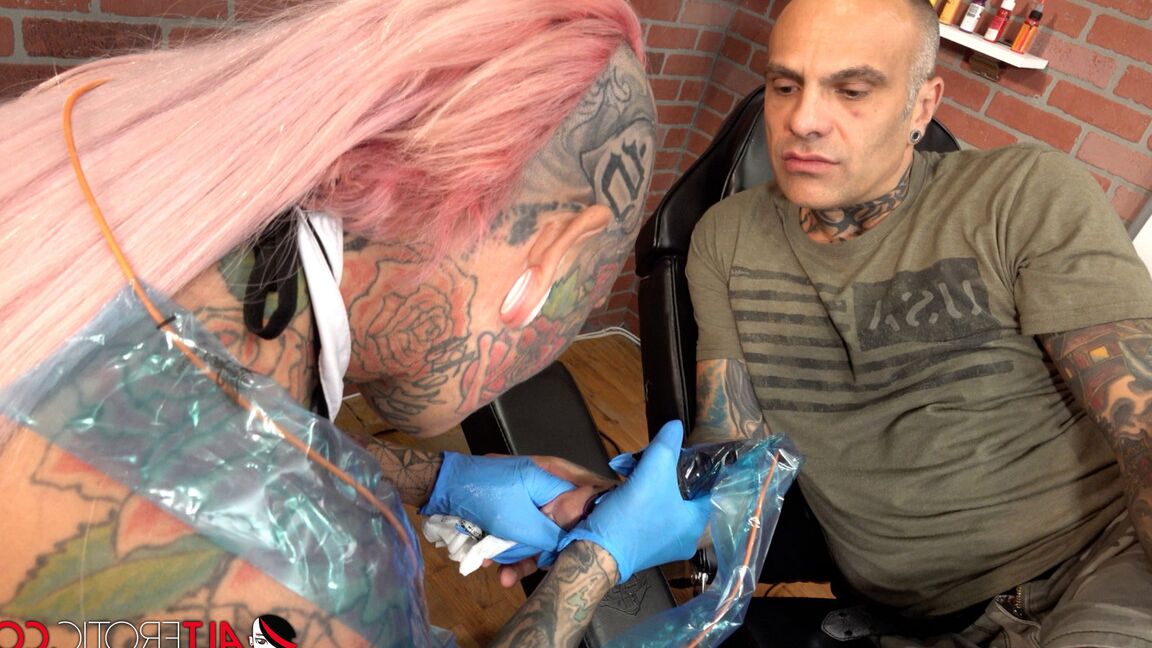 16P La tatuadora Evilyn Ink tiene relaciones sexuales después de hacerse un tatuaje