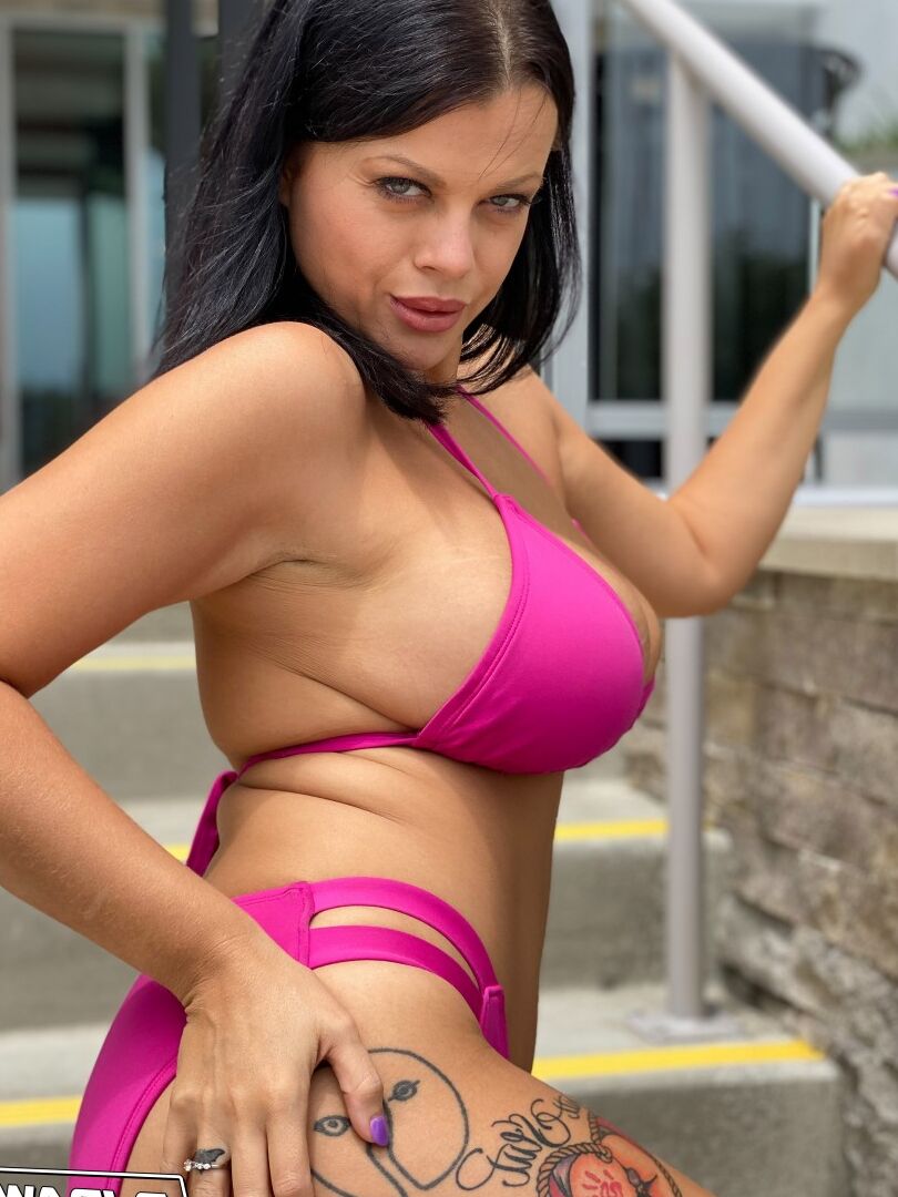 20P MILF Nadia White libera seus peitos grandes de um biquíni antes de uma lambida de bunda BJ