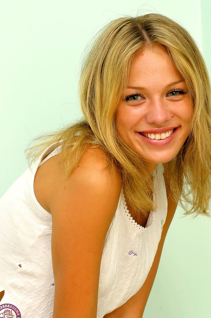 21P Smiley Hottie Kortny enthüllt ihre erstaunlichen natürlichen Titten und ihre unschuldige Muschi