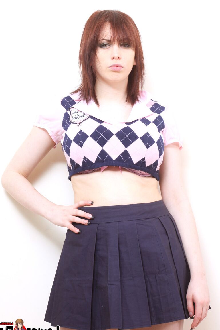 16P Louisa tirando o uniforme de colegial