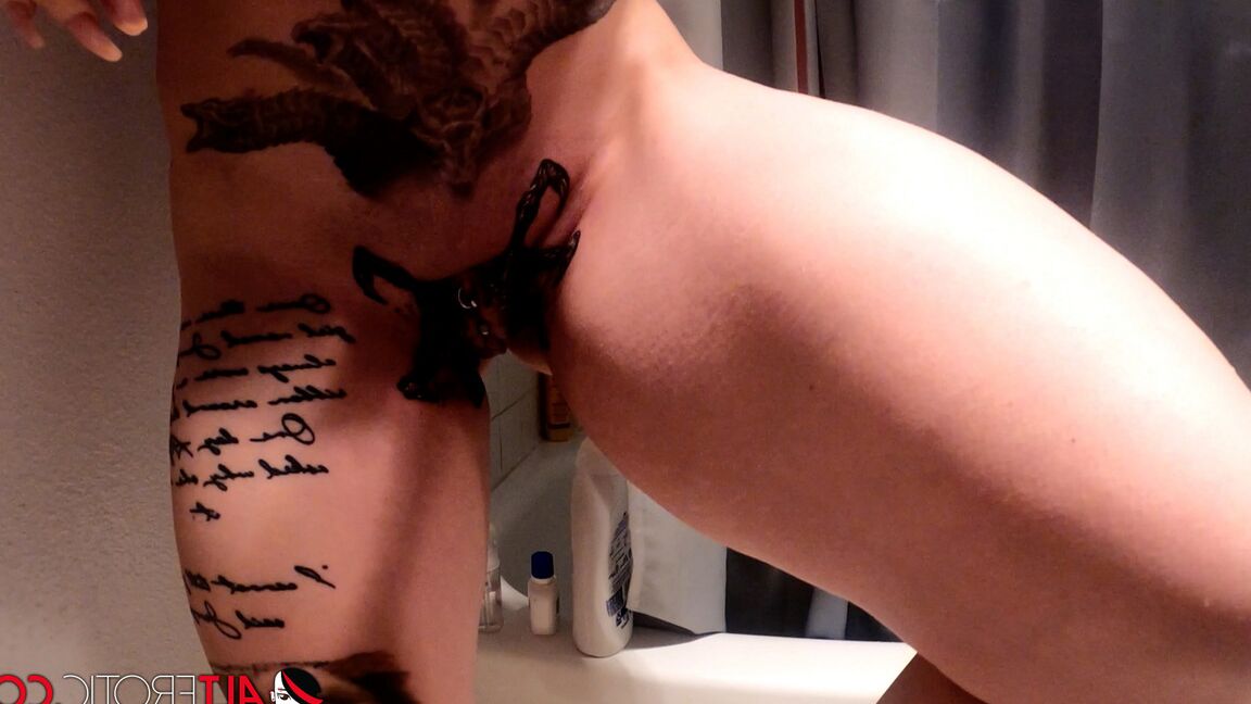 16P A garota tatuada Misha Montana tem seu piercing na buceta tocado no chuveiro