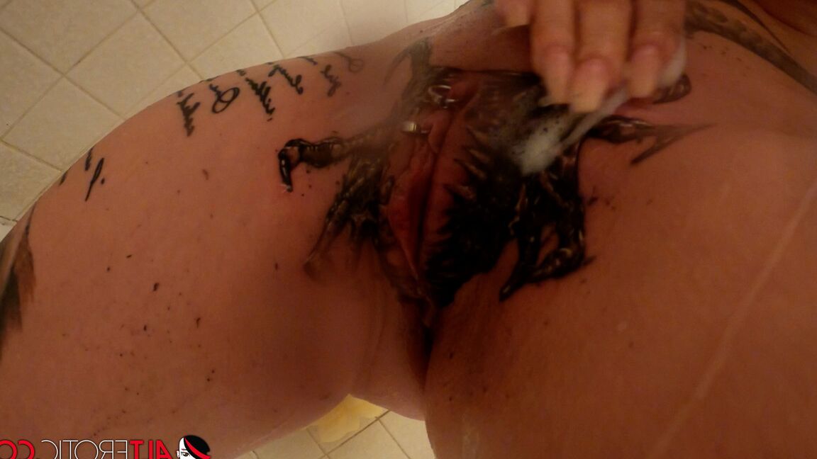 16P A garota tatuada Misha Montana tem seu piercing na buceta tocado no chuveiro