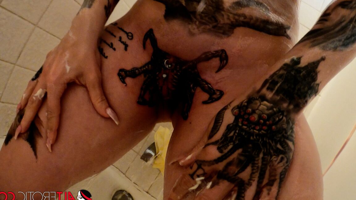 16P A garota tatuada Misha Montana tem seu piercing na buceta tocado no chuveiro