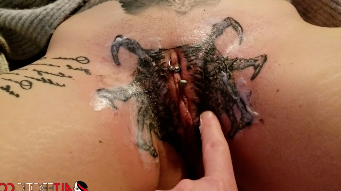16P A garota tatuada Misha Montana tem seu piercing na buceta tocado no chuveiro
