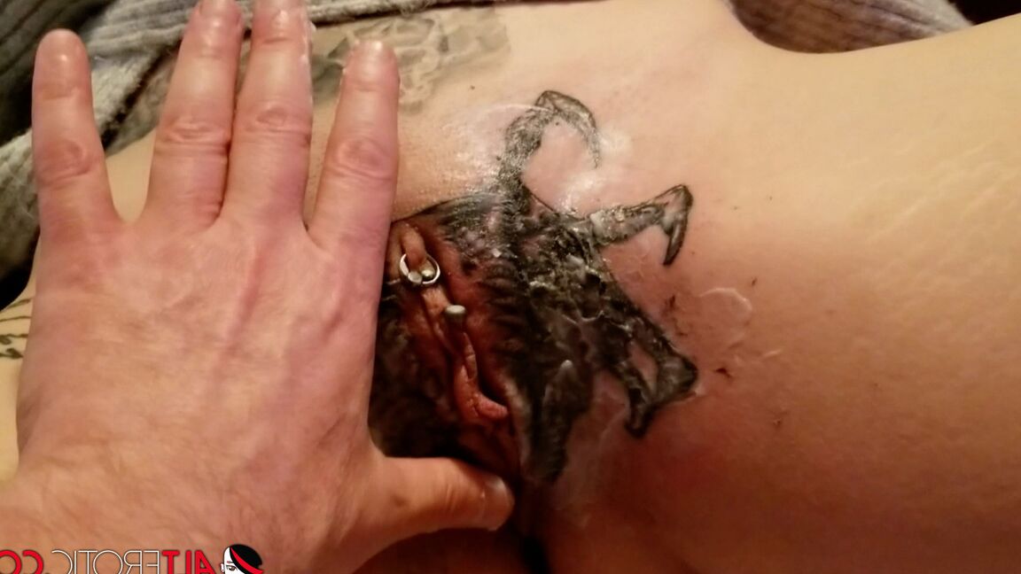 16P A garota tatuada Misha Montana tem seu piercing na buceta tocado no chuveiro