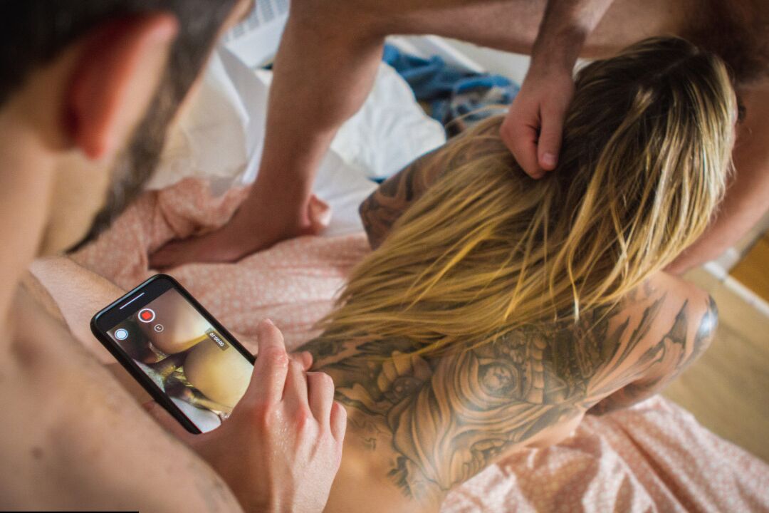 20P La caliente esposa rubia Karma Rx es follada por su esposo y su amigo a la vez