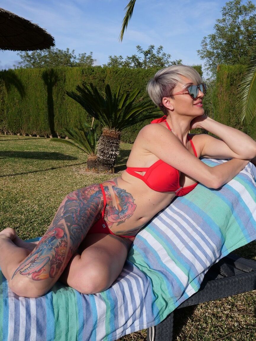 12P Tanya Virago adora modelar e está linda nesse micro vermelho