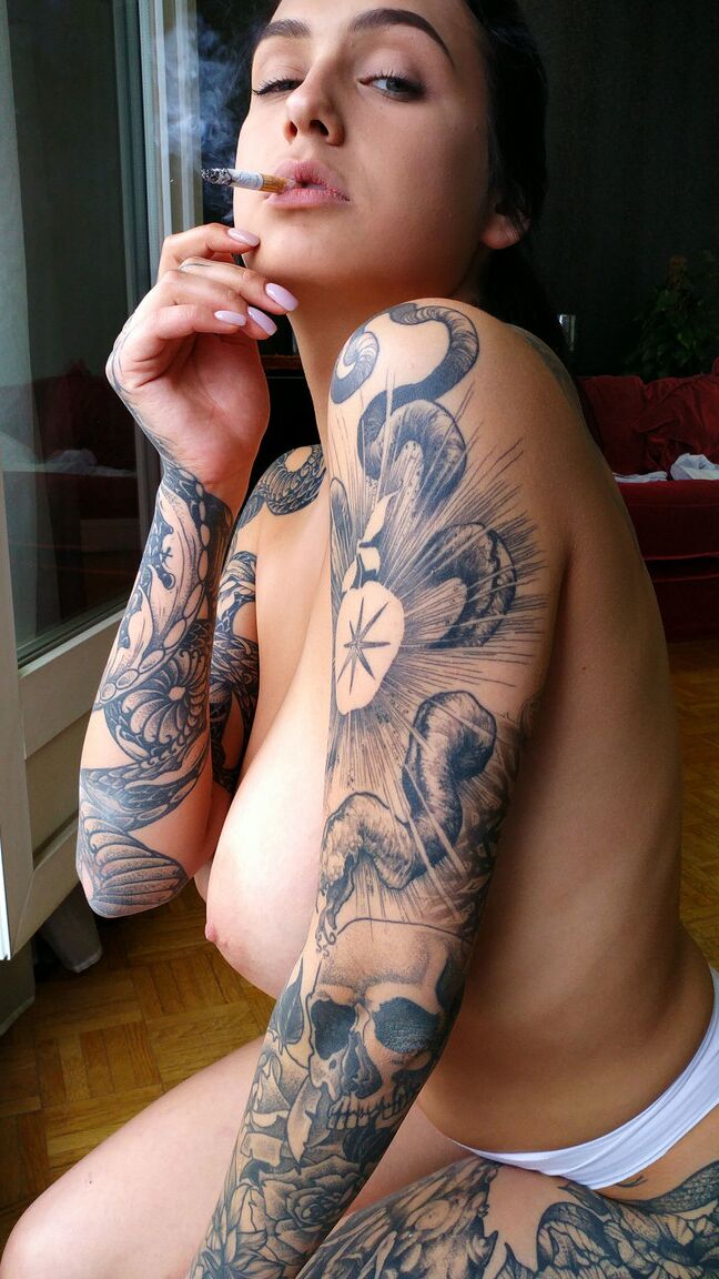 20P L'amatrice Evgenia Talanina exhibe ses tatouages ​​sexy.