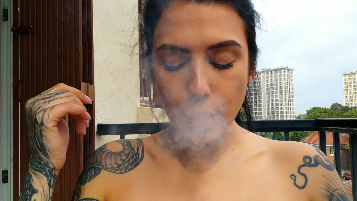 20P L'amatrice Evgenia Talanina exhibe ses tatouages ​​sexy.