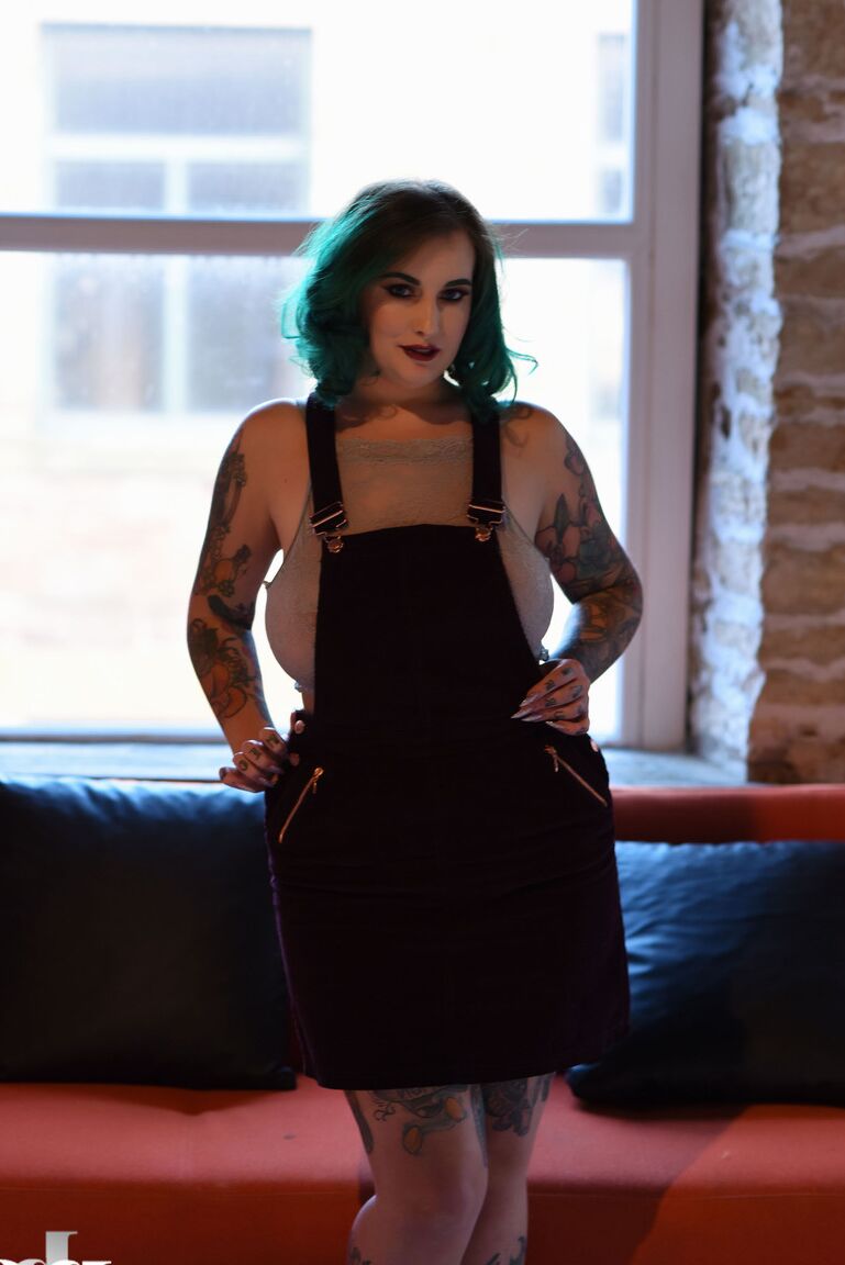 21P Chubby babe with green hair Galda Lou displays her huge boobs and fat ass