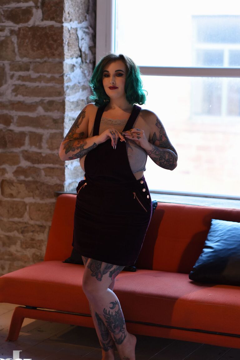21P Chubby babe with green hair Galda Lou displays her huge boobs and fat ass