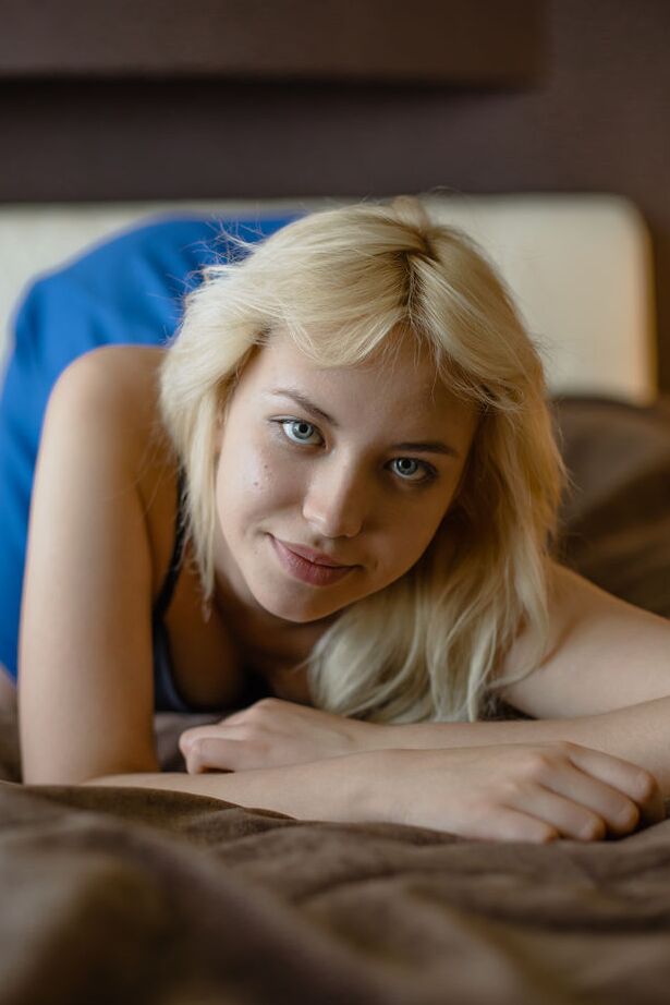 16P La caliente adolescente rubia Mary Lin se quita la lencería reveladora para modelar totalmente desnuda
