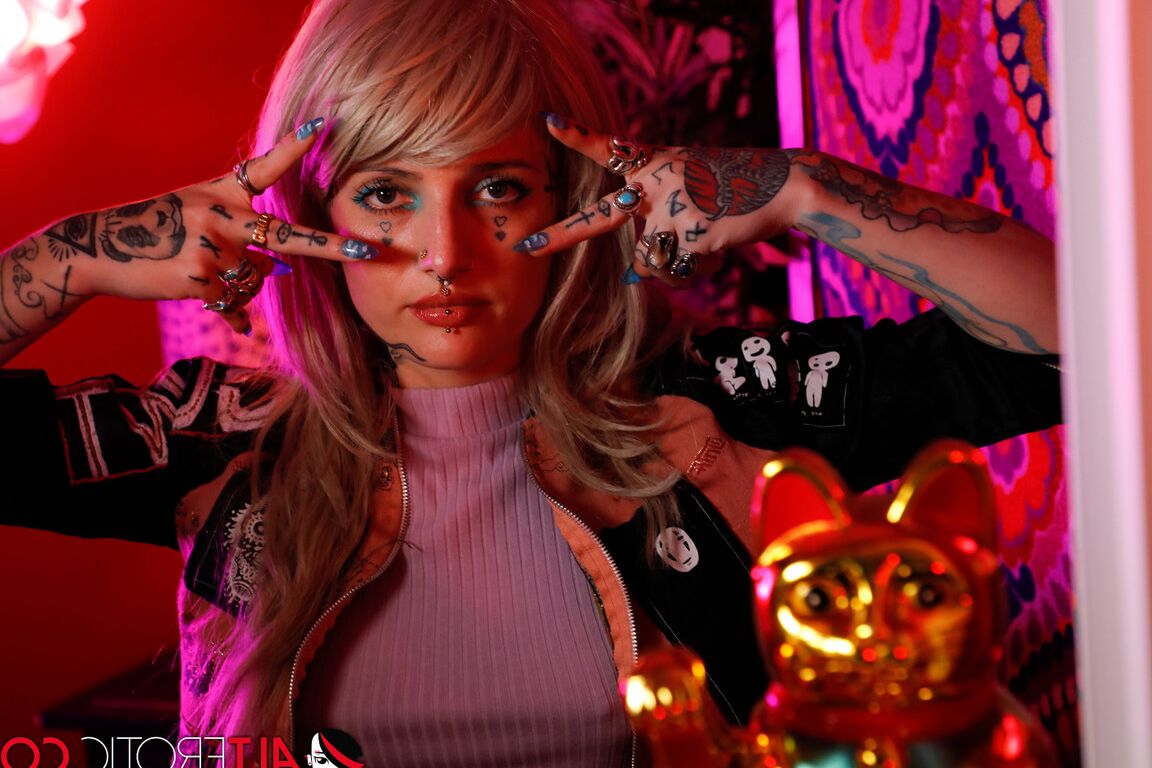 16P Las tatuadas River Dawn Ink y Evilyn Ink participan en un juego lésbico