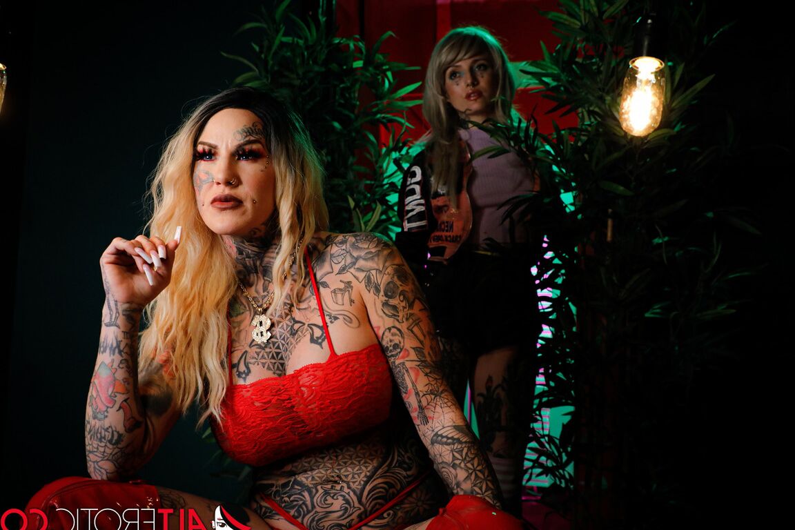 16P Las tatuadas River Dawn Ink y Evilyn Ink participan en un juego lésbico