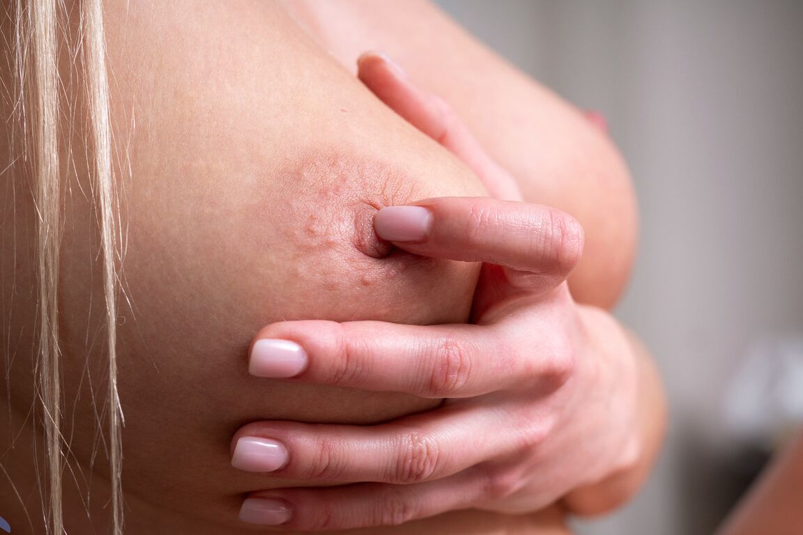 21P Die geile Blondine Iva zeigt ihre großen Brüste und reibt ihre Muschel auf dem Tisch