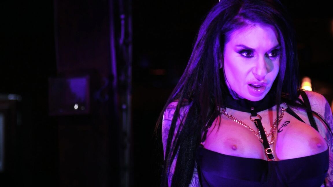 15P Morena tatuada Joanna Angel follada doblemente en un escenario de stripper