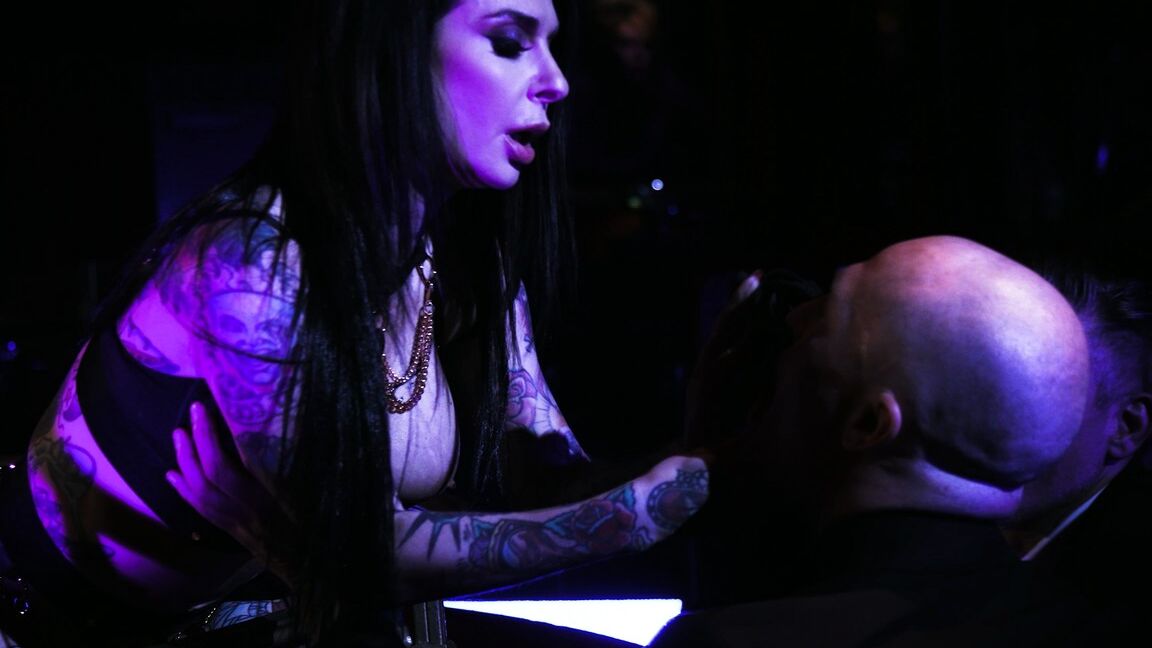 15P Morena tatuada Joanna Angel follada doblemente en un escenario de stripper