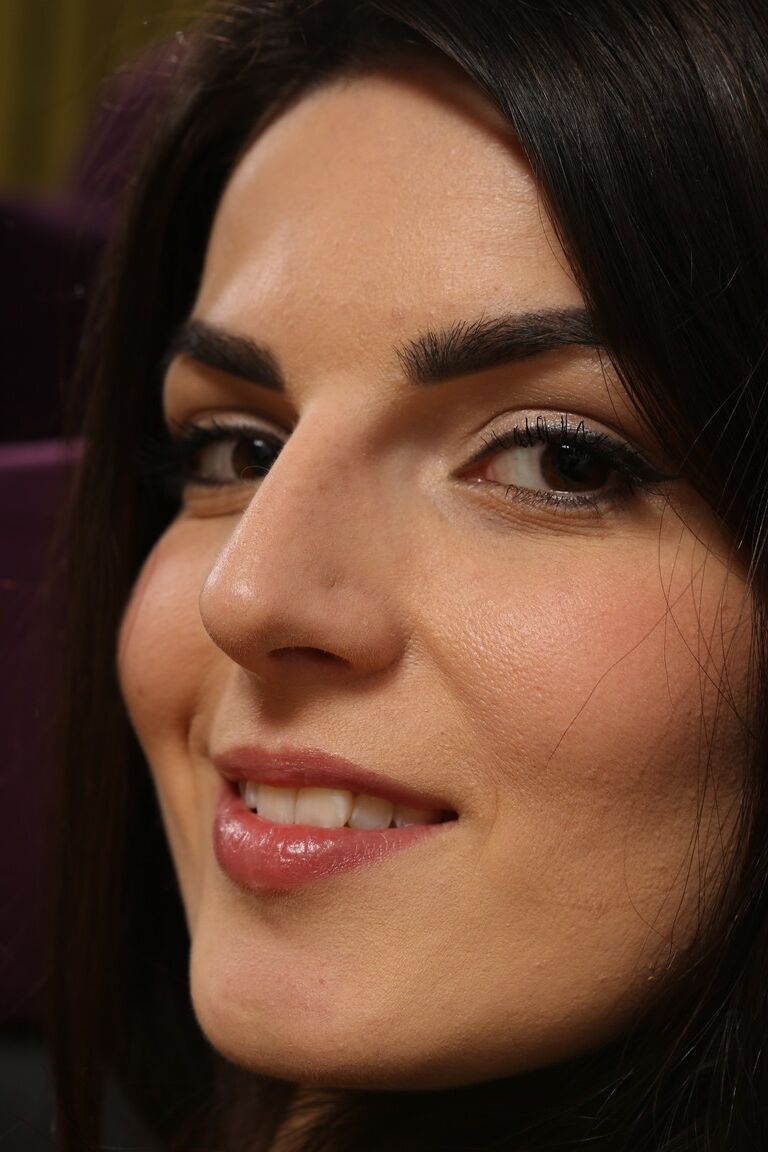 21P Sexy Frau mit heißen großen Titten Cynthia masturbiert nach dem Ausziehen mit Sexspielzeugen