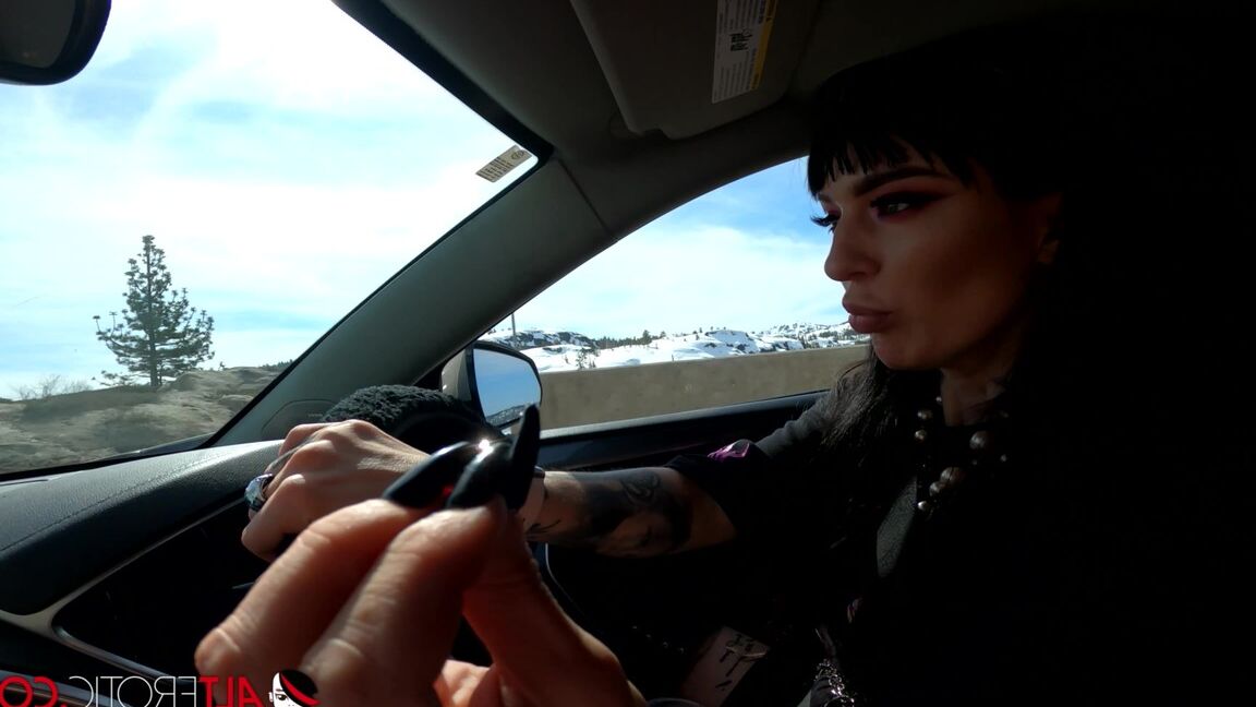 16P La morena tatuada Misha Montana se desnuda y se hace tinta nueva
