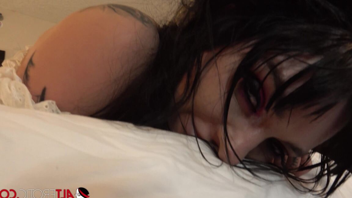 16P La morena tatuada Misha Montana se desnuda y se hace tinta nueva