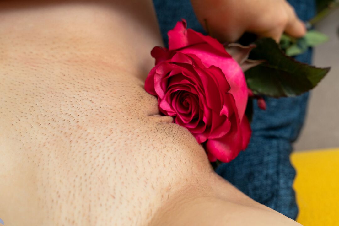 16P Natural redhead Queenlin holds a bunch of roses before masturbating