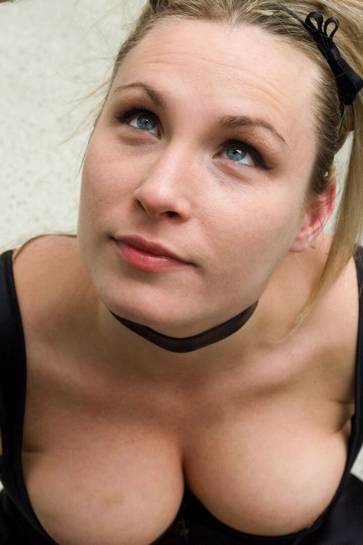 20P Die mollige Blondine Harmony Rose wird ins Gesicht gefickt