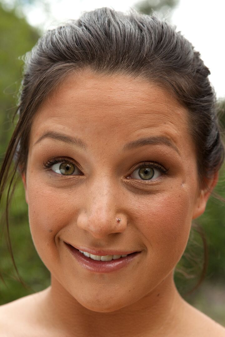 16P La brune Charity Bangs expose ses gros seins et ses fesses en camping