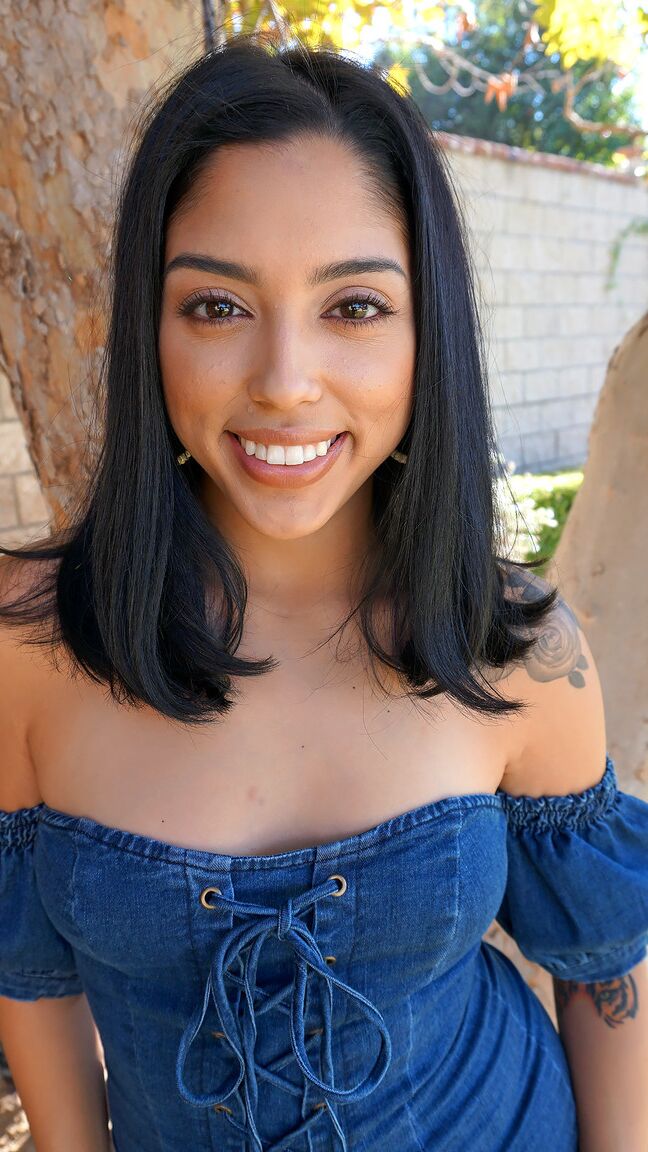 16P Latina de pele marrom Vanessa Sky exibe seios naturais