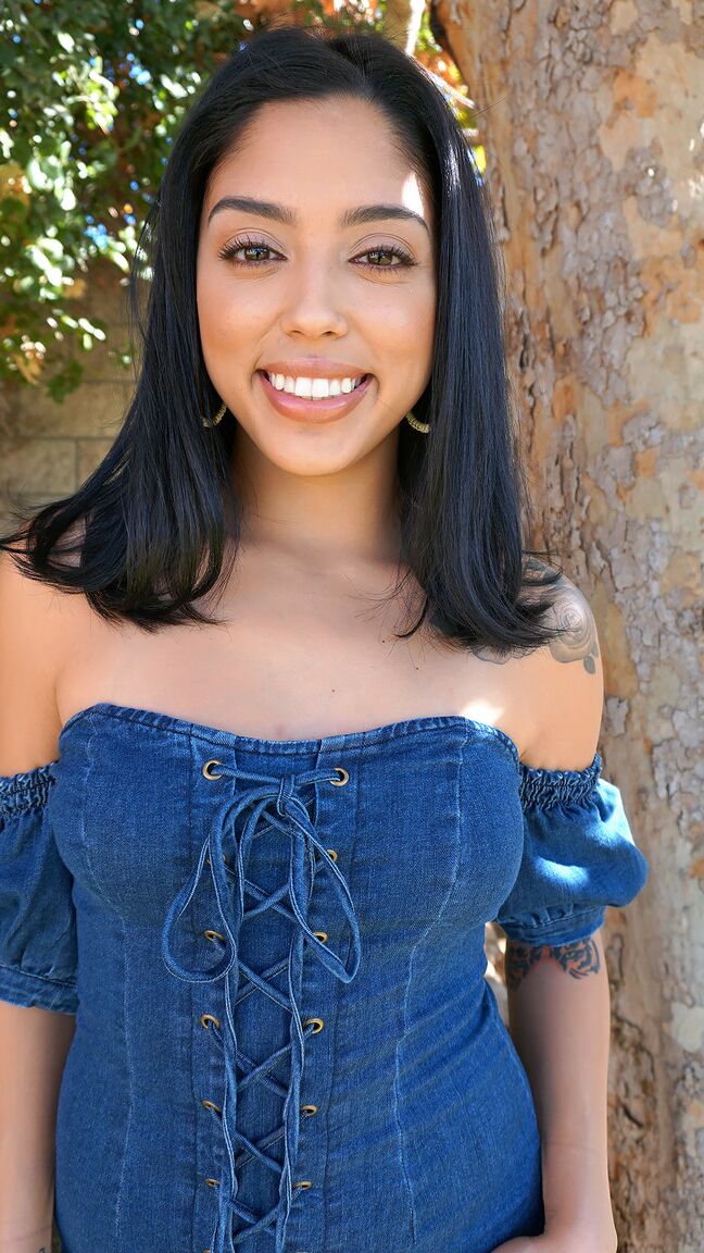 16P Latina de pele marrom Vanessa Sky exibe seios naturais