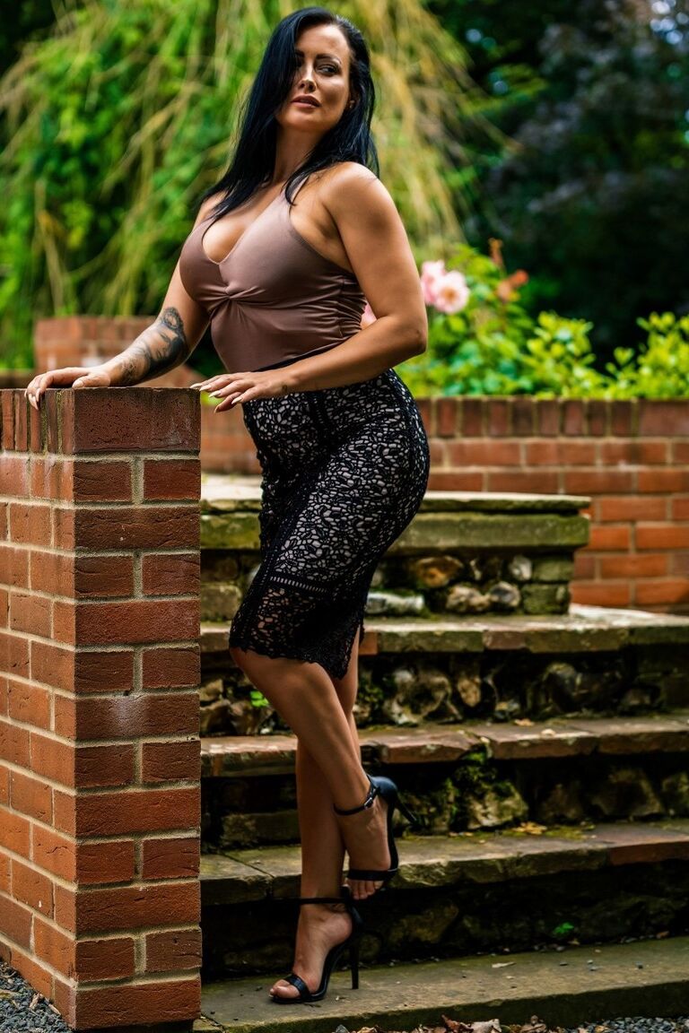 12P イギリス人モデルのケリー・スミスがパティオの階段で裸になって巨乳をしっかり保持