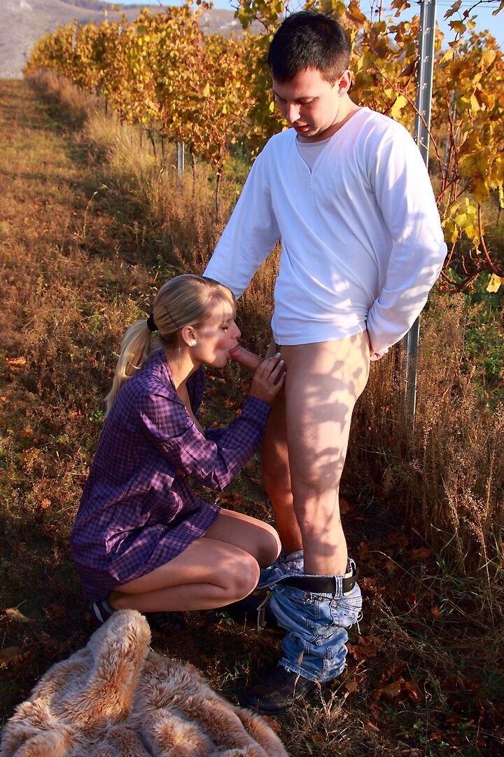 16P Diese blonde Nymphomanin hatte ein Geheimnis für ihren Liebhaber. Unter ihrem Kleid hatte sie kein Geheimnis