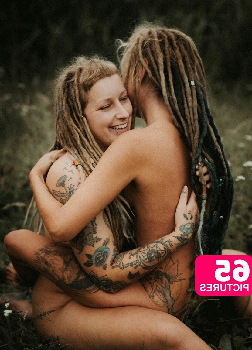 16P PHOTOSET blond dreadgirls having fun during photoshootErotic