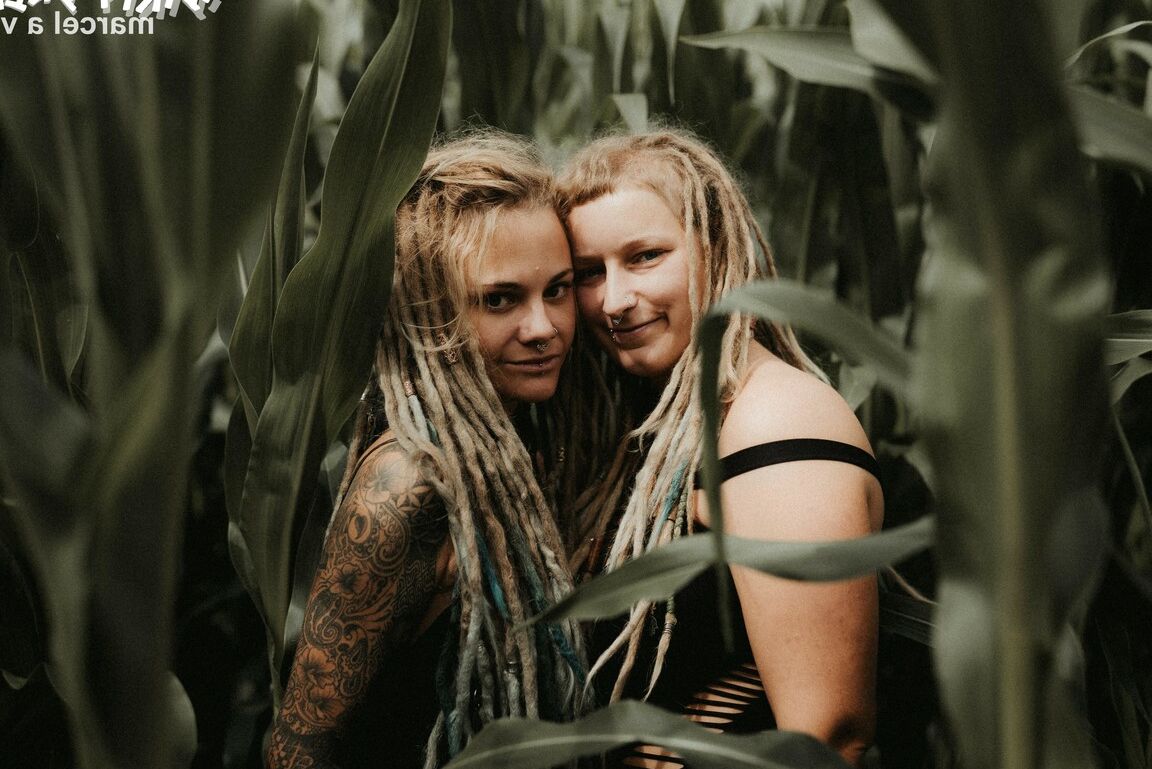 16P PHOTOSET blond dreadgirls having fun during photoshootErotic