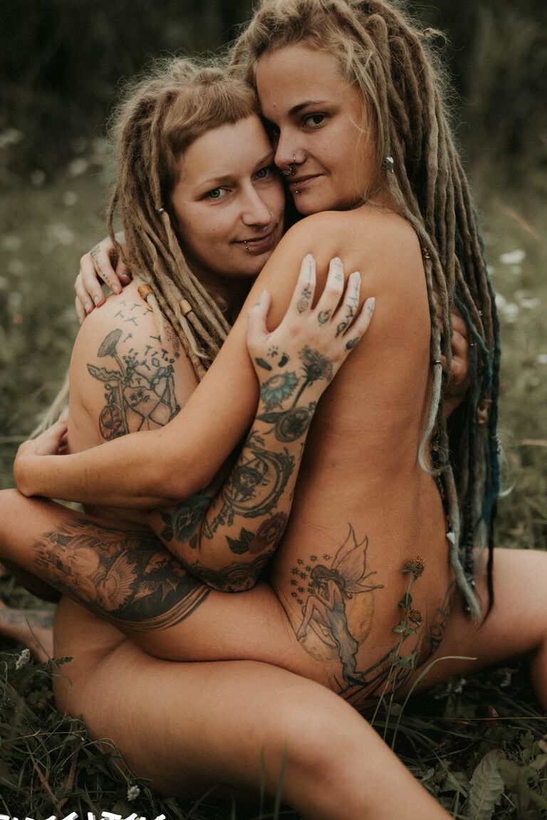16P PHOTOSET blond dreadgirls having fun during photoshootErotic