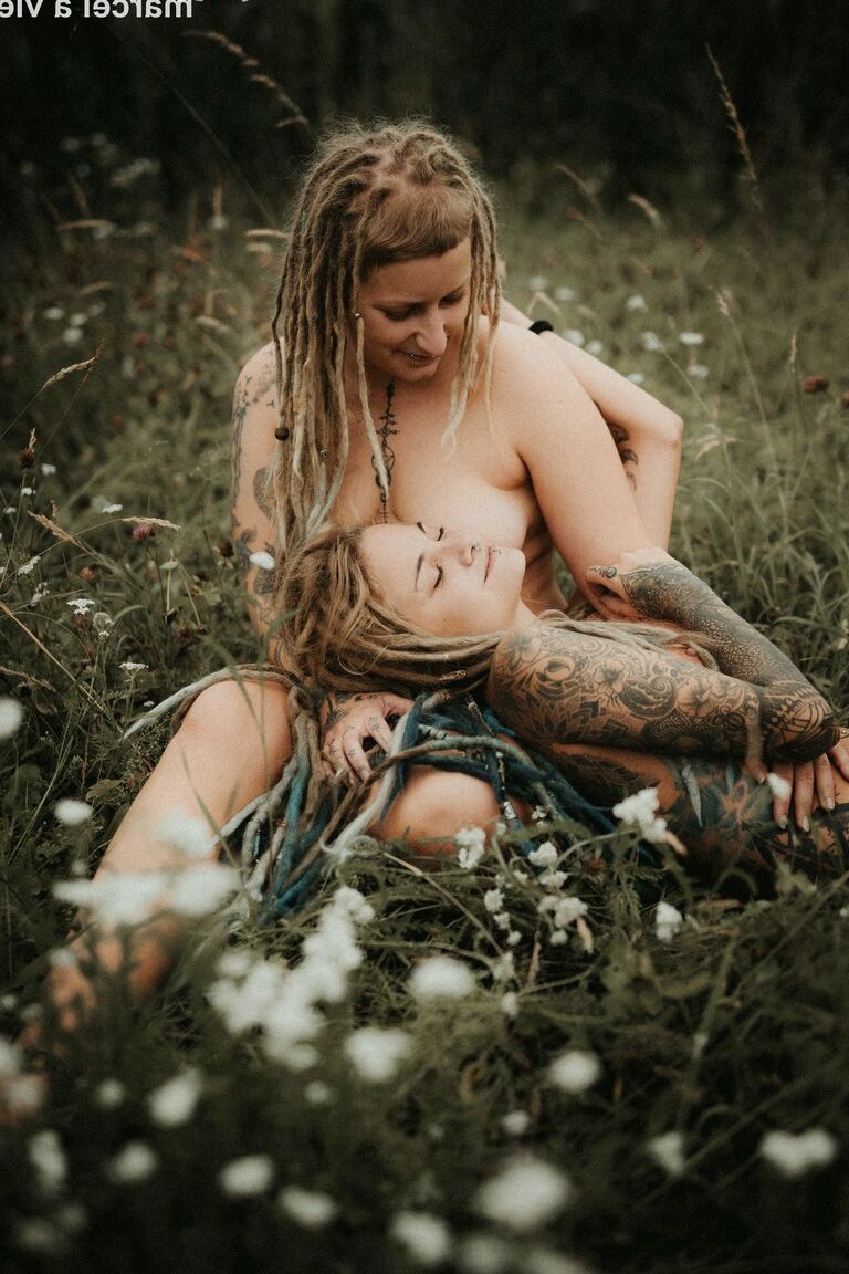 16P PHOTOSET blond dreadgirls having fun during photoshootErotic