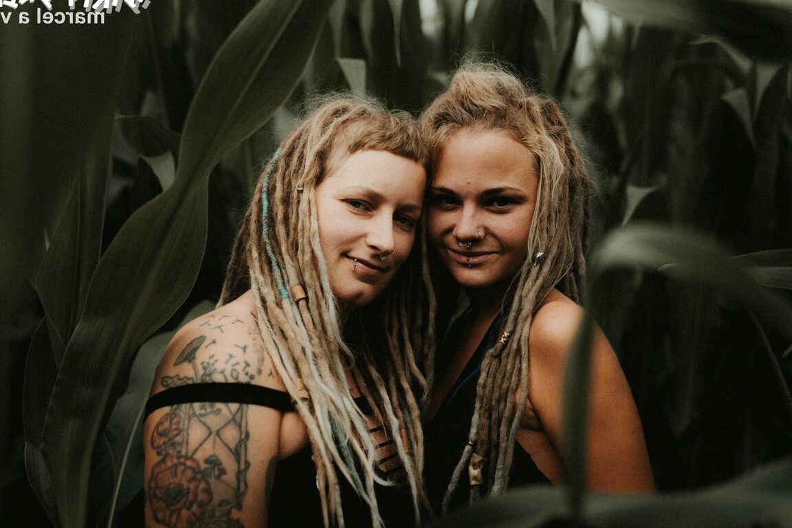 16P PHOTOSET blond dreadgirls having fun during photoshootErotic