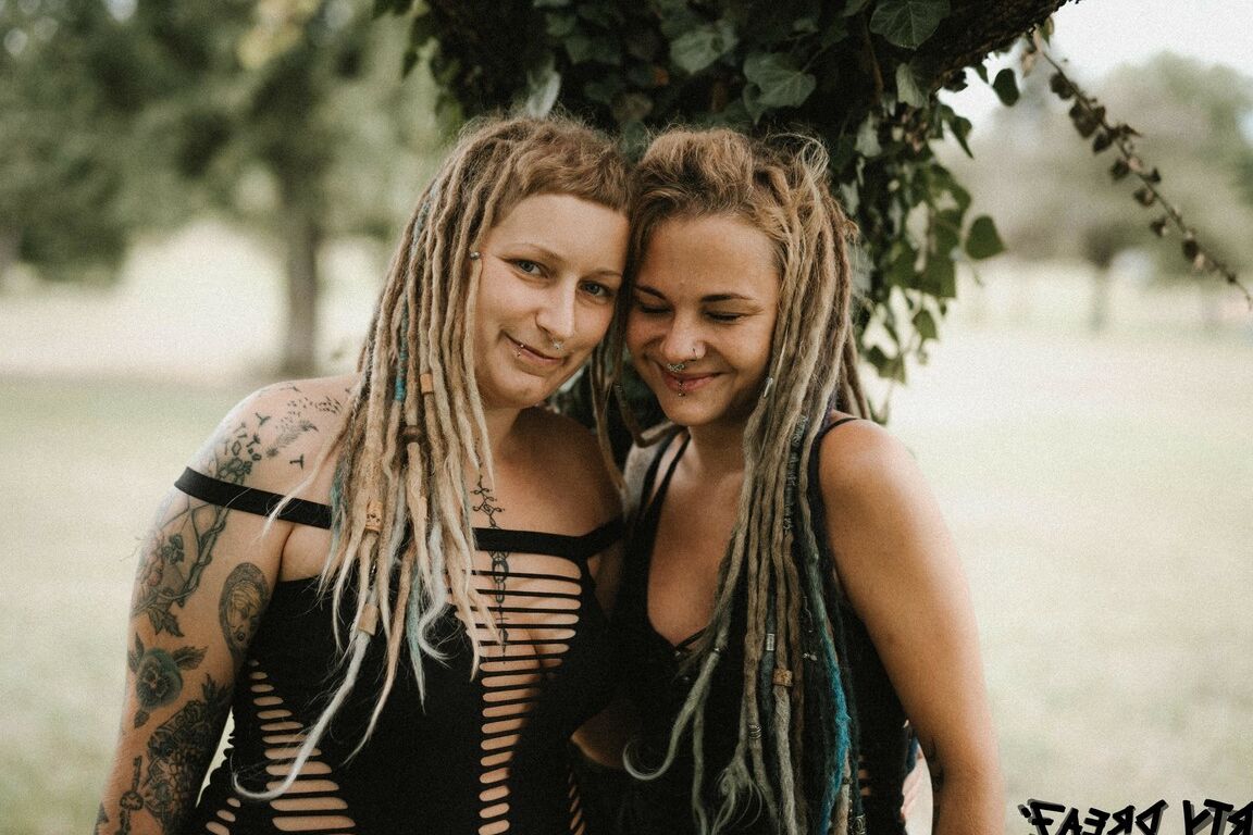 16P PHOTOSET blond dreadgirls having fun during photoshootErotic