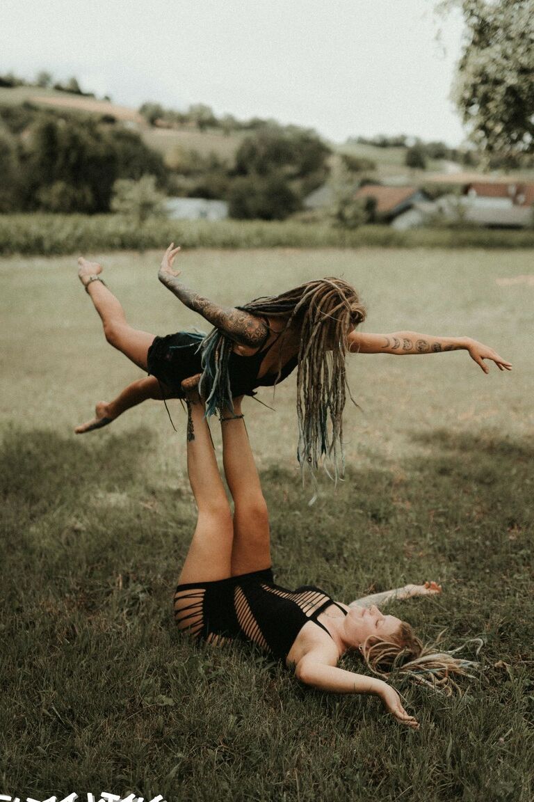 16P PHOTOSET blond dreadgirls having fun during photoshootErotic