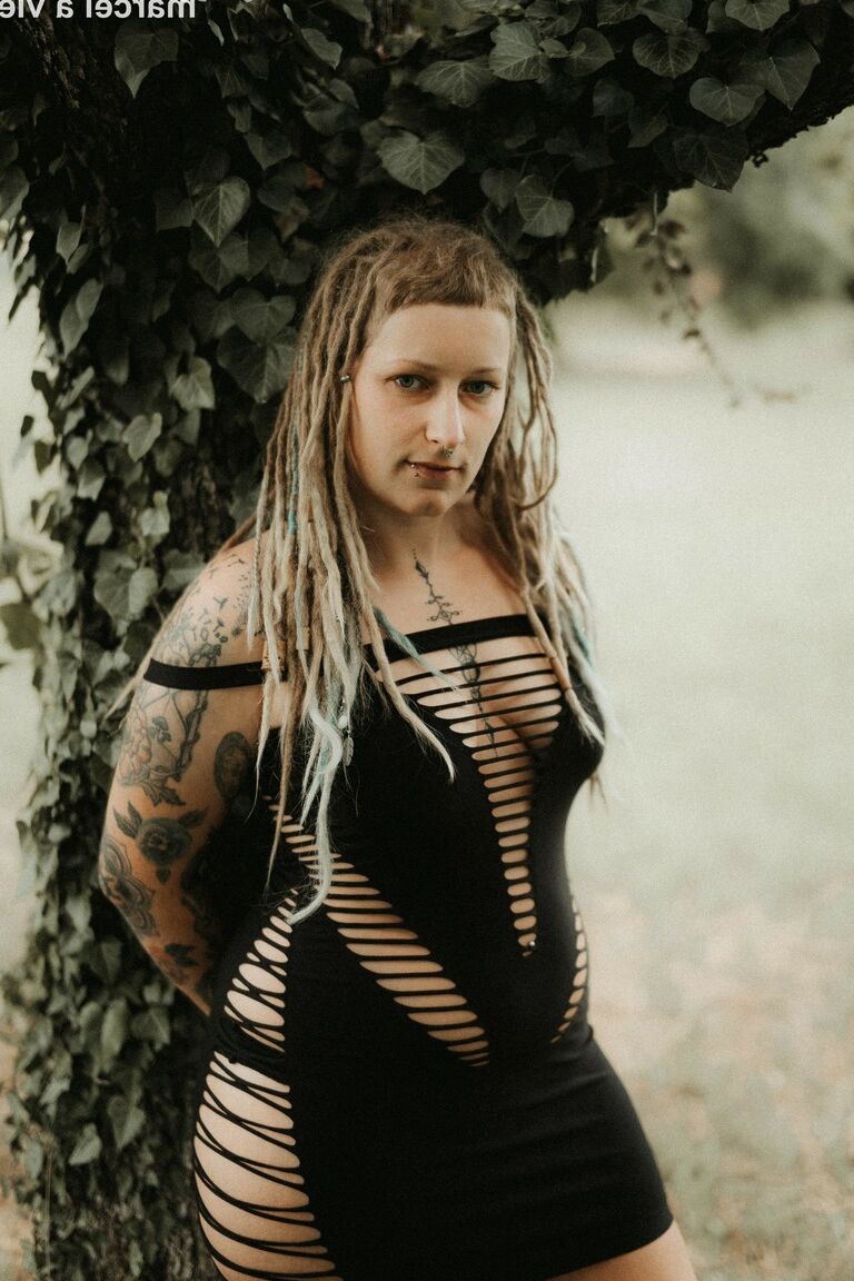16P PHOTOSET blond dreadgirls having fun during photoshootErotic
