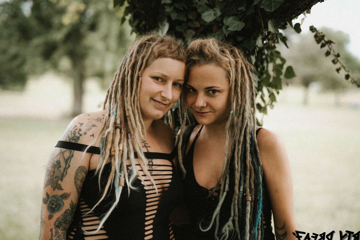 16P PHOTOSET blond dreadgirls having fun during photoshootErotic