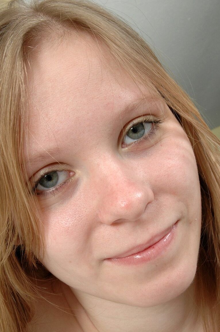 21P Die süße Amateurin Caroline stellt ihre riesigen natürlichen Brüste und sexy Sohlen zur Schau