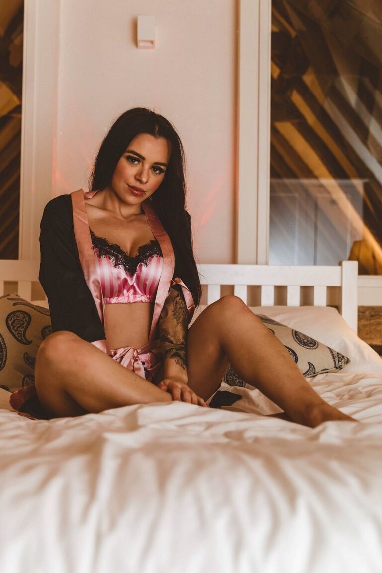 12P La brune tatouée Mia Stryker découvre ses seins rehaussés sur son lit