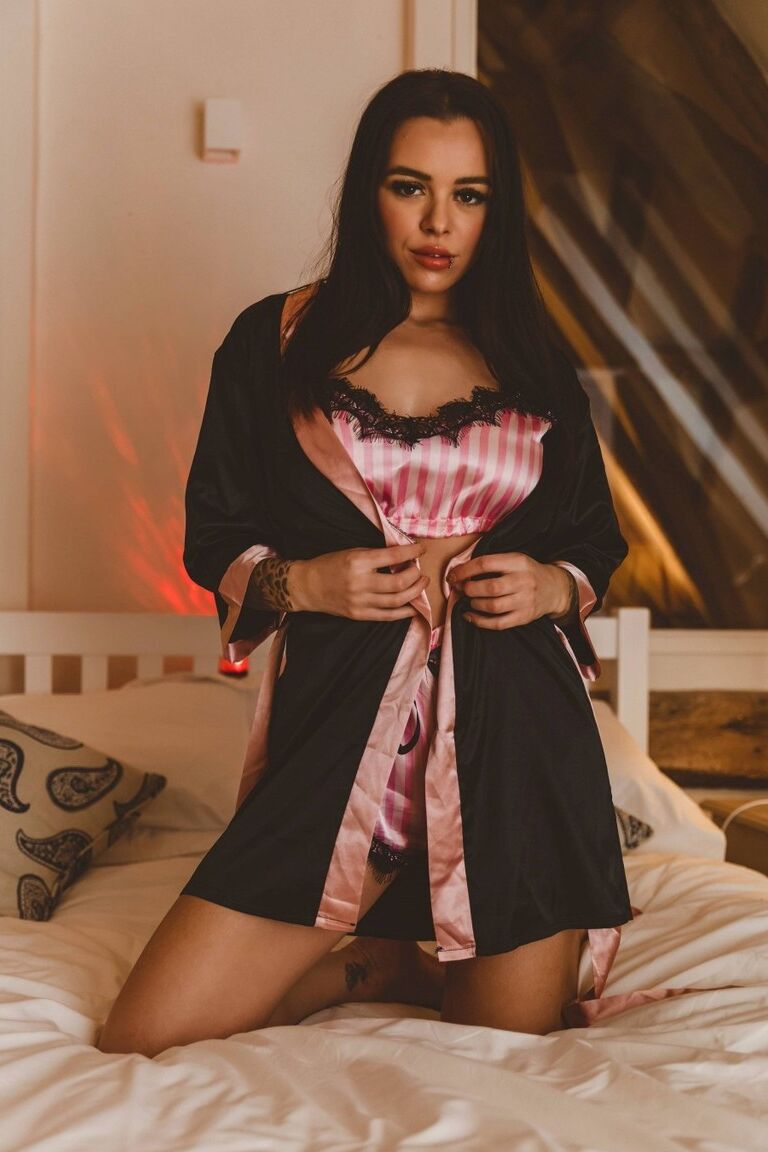 12P La brune tatouée Mia Stryker découvre ses seins rehaussés sur son lit