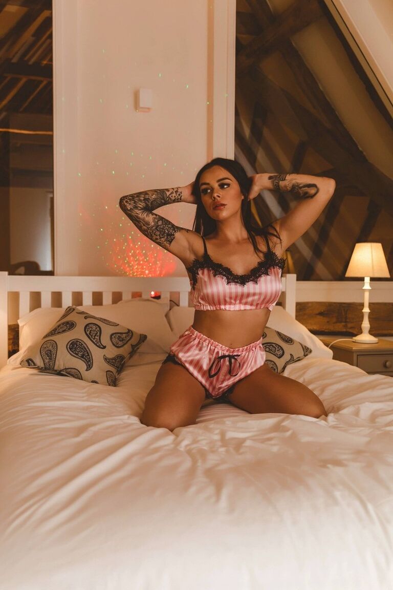 12P La brune tatouée Mia Stryker découvre ses seins rehaussés sur son lit