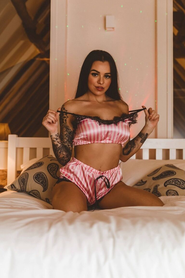 12P La brune tatouée Mia Stryker découvre ses seins rehaussés sur son lit