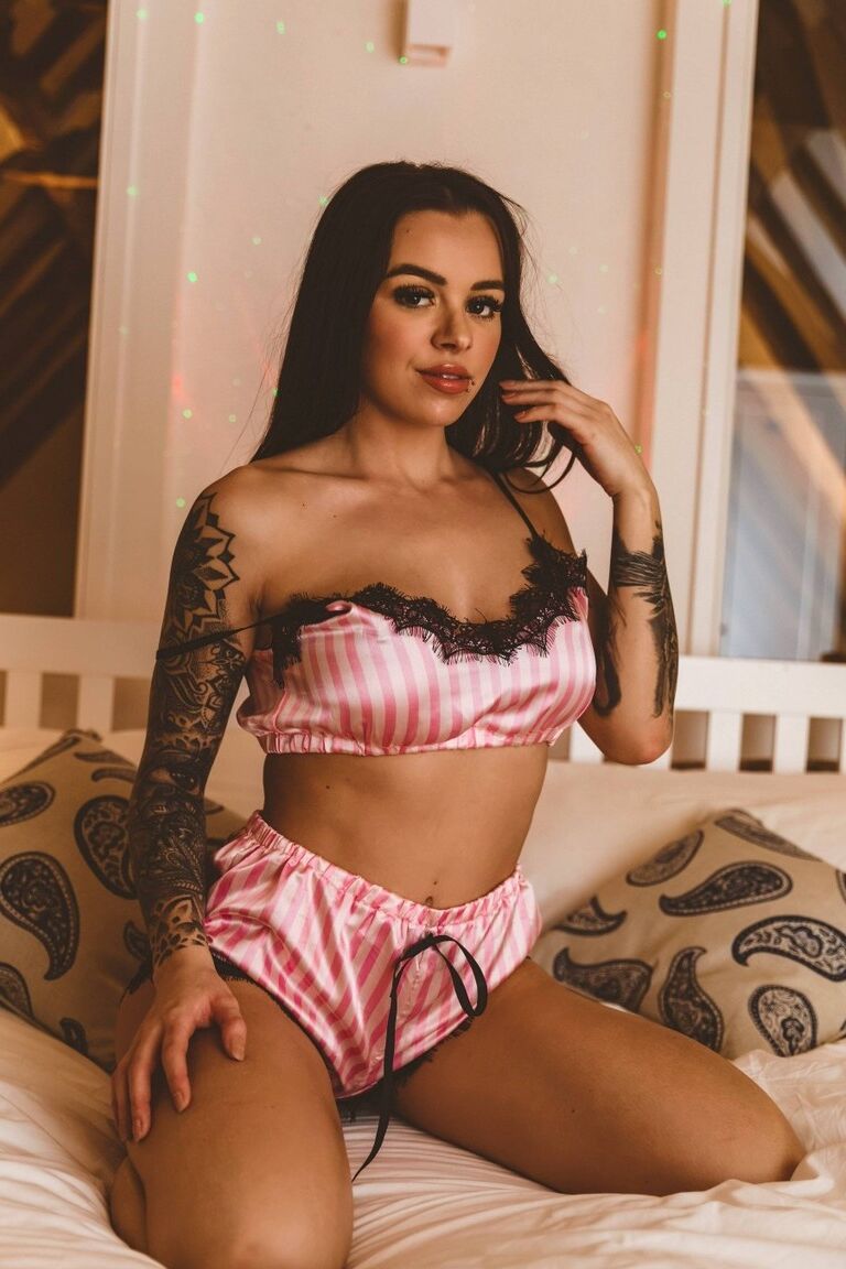 12P La brune tatouée Mia Stryker découvre ses seins rehaussés sur son lit