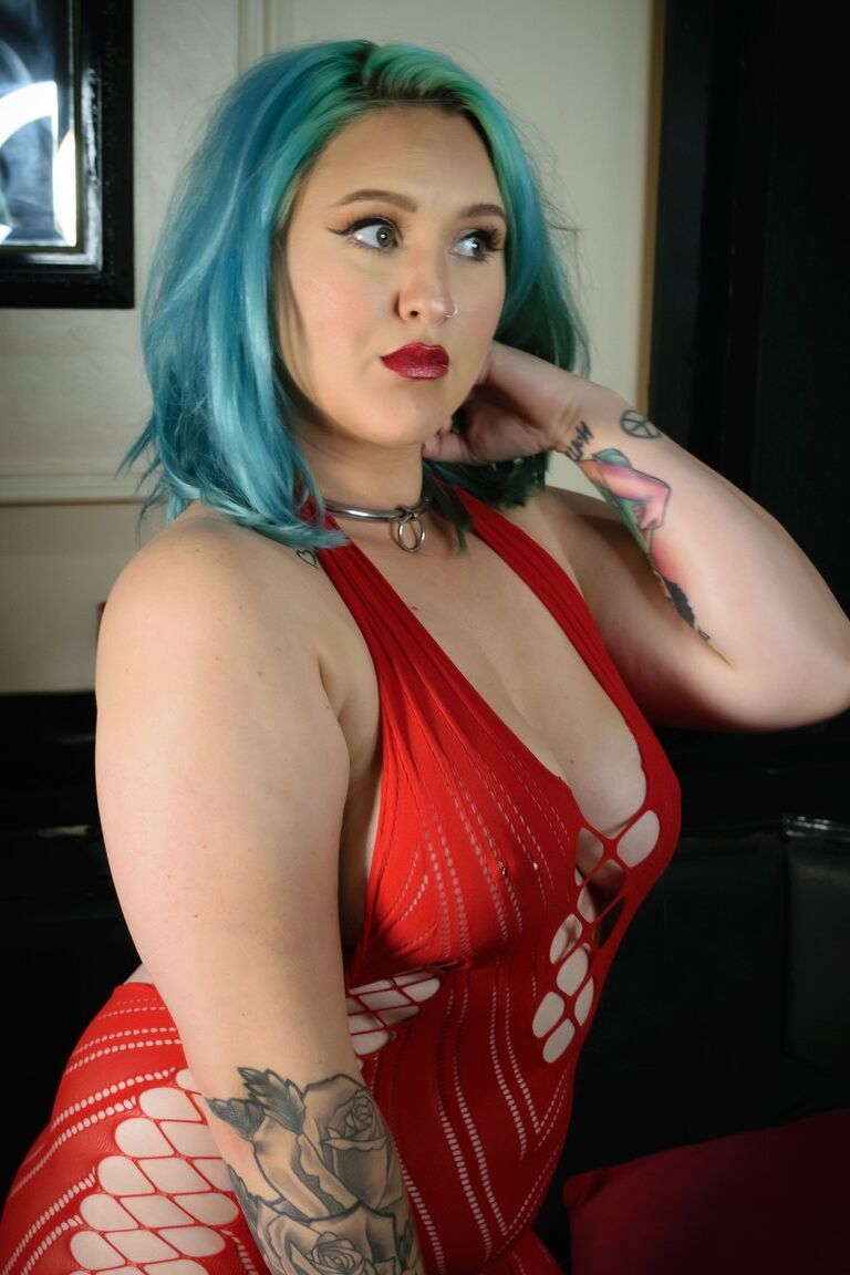 La star du porno britannique 16P Ruby Fall laisse ses tétons s'échapper d'une robe rouge révélatrice.
