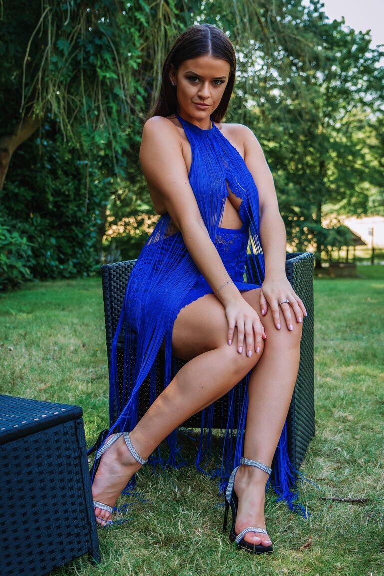 12P La hermosa Brook Wright saca sus tetas naturales de un elegante vestido