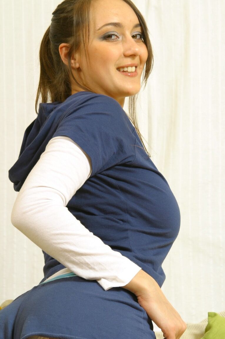 21P Cute teen babe Nadia E tira a roupa para descobrir seus peitos